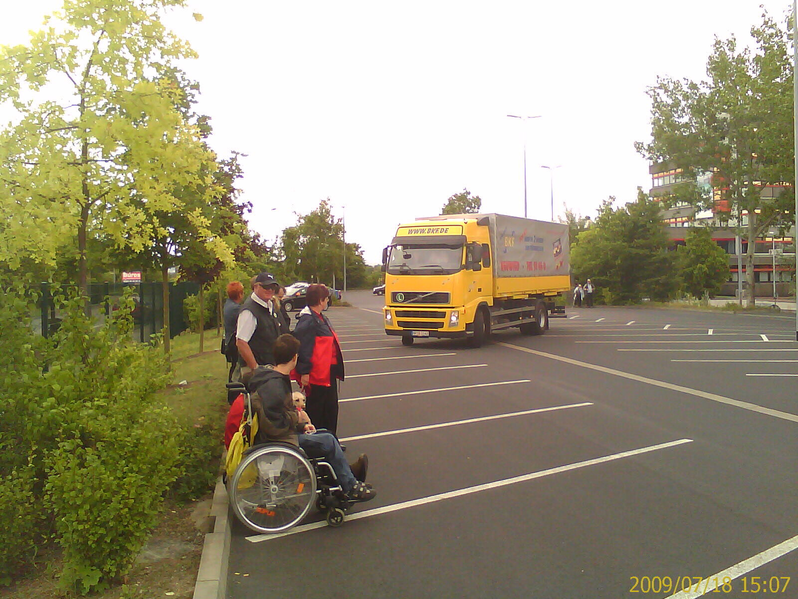 Alle warten auf den LKW